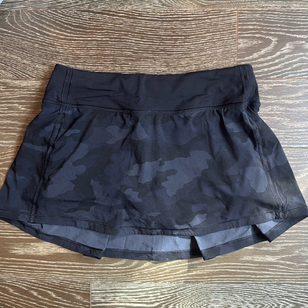 Lululemon black camo Pace Rival Mid-rise Skirt size 6 short length